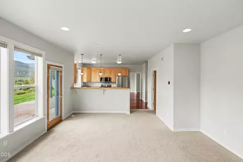 Living - 825 Amerman Dr, Phoenix, OR 97535 photo 5 of 5