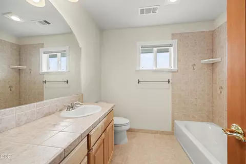 Bath - 825 Amerman Dr, Phoenix, OR 97535 photo 6 of 8