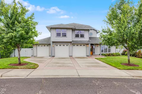 825 Amerman Dr, Phoenix, OR 97535