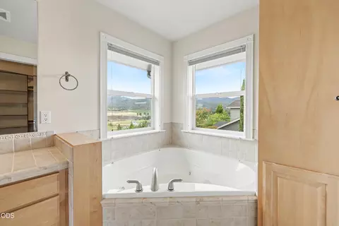 Bath - 825 Amerman Dr, Phoenix, OR 97535 photo 4 of 8