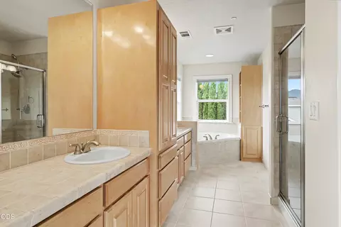 Bath - 825 Amerman Dr, Phoenix, OR 97535 photo 2 of 8