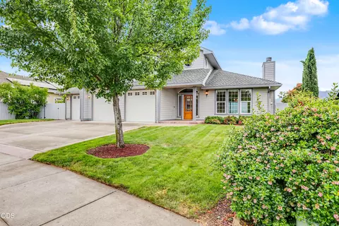 Exterior - 825 Amerman Dr, Phoenix, OR 97535 photo 13 of 14