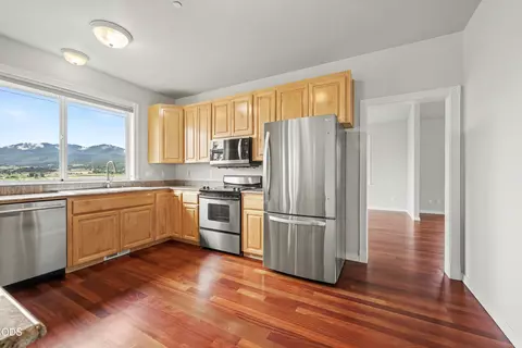 Kitchen - 825 Amerman Dr, Phoenix, OR 97535 photo 2 of 8