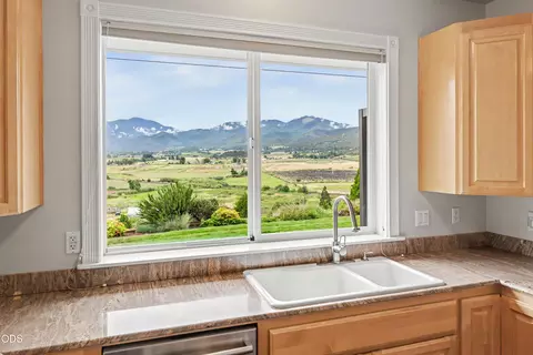 Kitchen - 825 Amerman Dr, Phoenix, OR 97535 photo 5 of 8