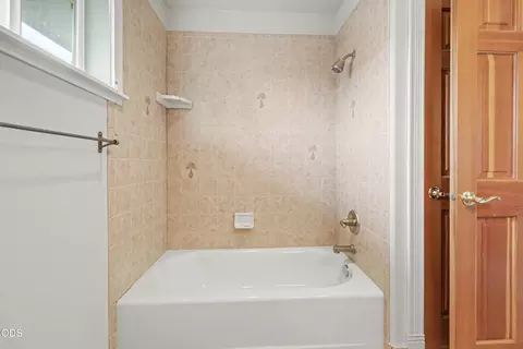 Bath - 825 Amerman Dr, Phoenix, OR 97535 photo 7 of 8