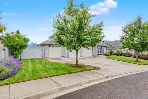 Exterior - 825 Amerman Dr, Phoenix, OR 97535 photo 5 of 14