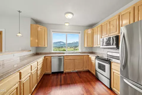 Kitchen - 825 Amerman Dr, Phoenix, OR 97535 photo 3 of 8