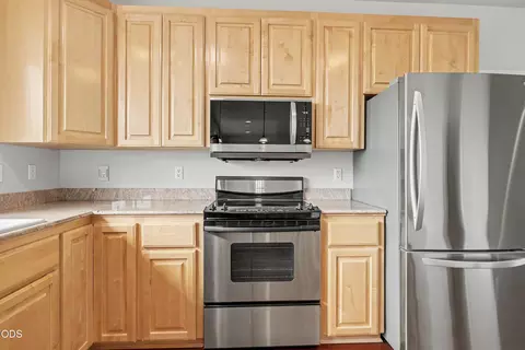 Kitchen - 825 Amerman Dr, Phoenix, OR 97535 photo 4 of 8