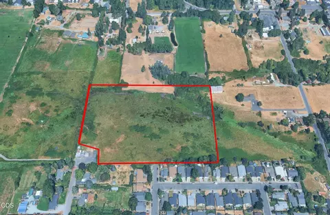 600 Roguelea Ln, Grants Pass, OR 97526