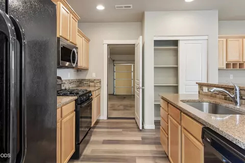 Kitchen - 21332 Oconnor Way, Bend, OR 97701 photo 2 of 2