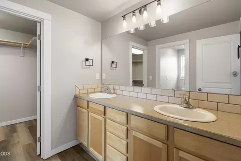Bath - 21332 Oconnor Way, Bend, OR 97701 photo 1 of 3