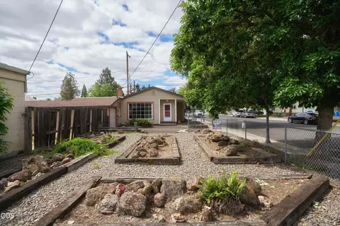Exterior - 11 S Platt Ave, Eagle Point, OR 97524 photo 2 of 9