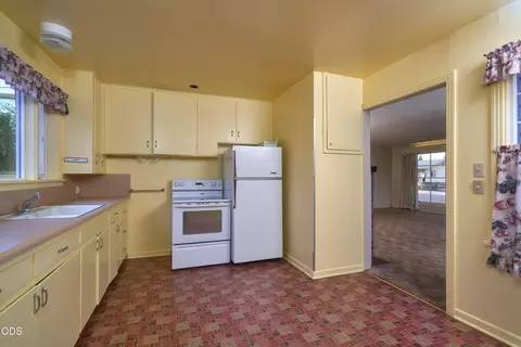 Kitchen - 11 S Platt Ave, Eagle Point, OR 97524 photo 1 of 4
