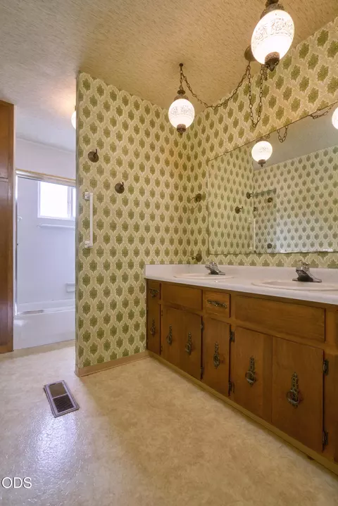 Bath - 11 S Platt Ave, Eagle Point, OR 97524 photo 1 of 3