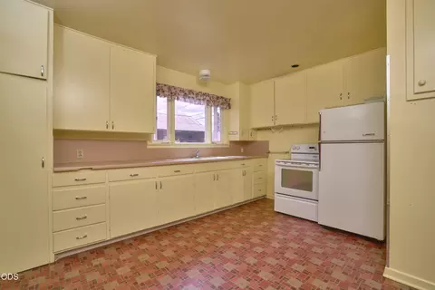 Kitchen - 11 S Platt Ave, Eagle Point, OR 97524 photo 2 of 4