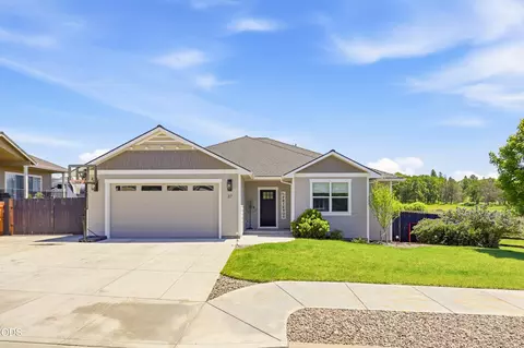 37 Terra Linda Ct, Eagle Point, OR 97524