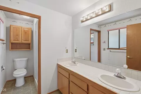 Bath - 1616 Marcy Loop Rd, Grants Pass, OR 97527 photo 2 of 3
