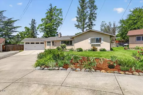 1621 Gayety Ln, Medford, OR 97504