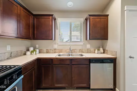 Kitchen - 21301 Oconnor Way, Bend, OR 97701 photo 4 of 4