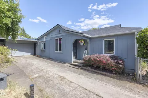 723 NE 12th St, Grants Pass, OR 97526