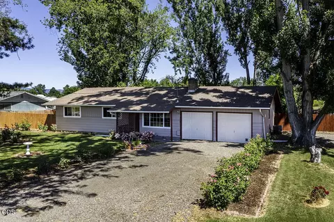 2705 Randall Ave, Central Point, OR 97502