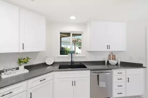 Kitchen - 426 Crystal Dr, Eagle Point, OR 97524 photo 2 of 3