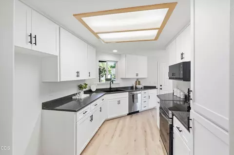 Kitchen - 426 Crystal Dr, Eagle Point, OR 97524 photo 1 of 4