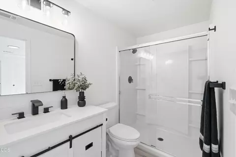 Bath - 426 Crystal Dr, Eagle Point, OR 97524 photo 2 of 3