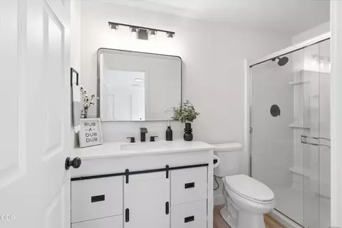 Bath - 426 Crystal Dr, Eagle Point, OR 97524 photo 1 of 3