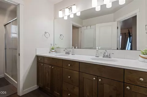 Bath - 968 NE Paula Dr, Bend, OR 97701 photo 1 of 4