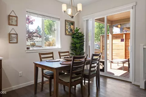 Dining - 968 NE Paula Dr, Bend, OR 97701 photo 2 of 2