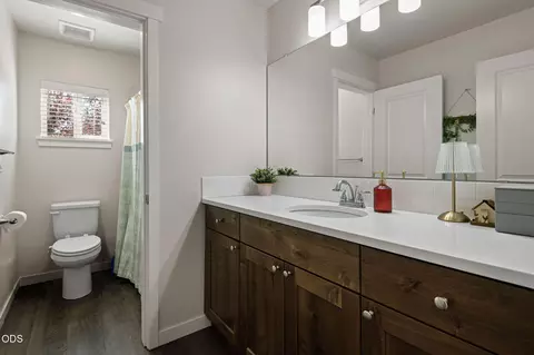 Bath - 968 NE Paula Dr, Bend, OR 97701 photo 3 of 4
