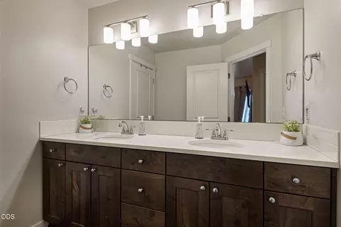 Bath - 968 NE Paula Dr, Bend, OR 97701 photo 2 of 4