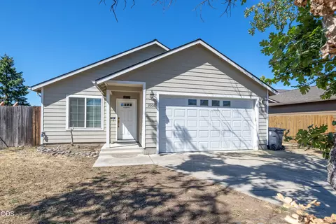 1005 N 10th St, Central Point, OR 97502