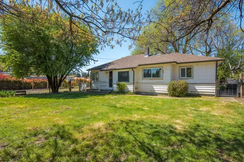 118 S Caves Ave, Cave Junction, OR 97523