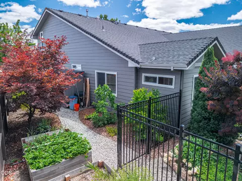 Exterior - 1085 Oak Grv, Eagle Point, OR 97524 photo 6 of 16
