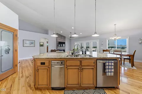 Kitchen - 1085 Oak Grv, Eagle Point, OR 97524 photo 7 of 7