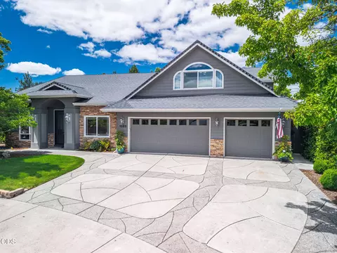 Exterior - 1085 Oak Grv, Eagle Point, OR 97524 photo 3 of 16