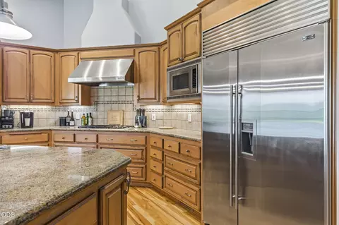 Kitchen - 1085 Oak Grv, Eagle Point, OR 97524 photo 5 of 7