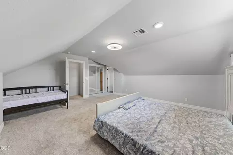 Bedroom - 1085 Oak Grv, Eagle Point, OR 97524 photo 8 of 8