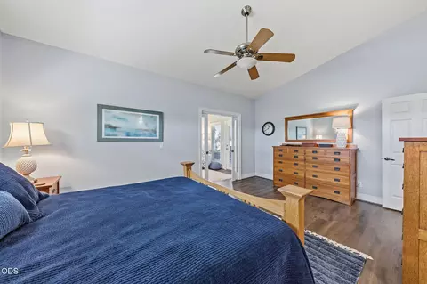 Bedroom - 1085 Oak Grv, Eagle Point, OR 97524 photo 3 of 8