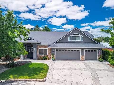 Exterior - 1085 Oak Grv, Eagle Point, OR 97524 photo 1 of 16