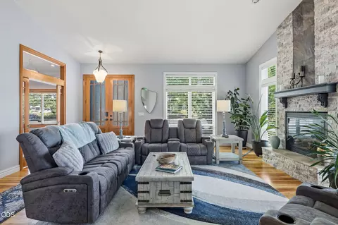 Living - 1085 Oak Grv, Eagle Point, OR 97524 photo 1 of 7