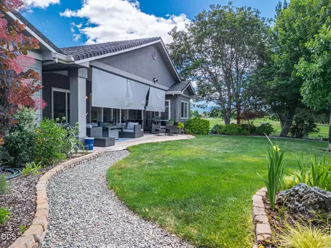 Exterior - 1085 Oak Grv, Eagle Point, OR 97524 photo 8 of 16