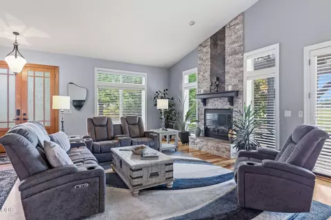 Living - 1085 Oak Grv, Eagle Point, OR 97524 photo 2 of 7