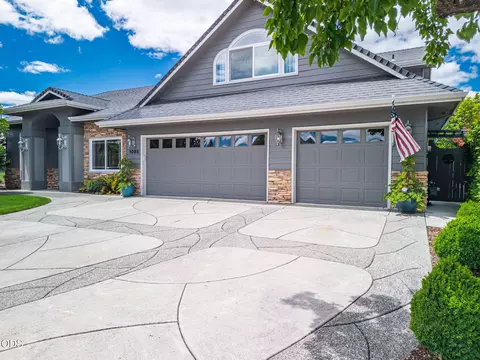Exterior - 1085 Oak Grv, Eagle Point, OR 97524 photo 2 of 16