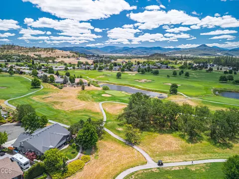 View/Area - 1085 Oak Grv, Eagle Point, OR 97524 photo 6 of 8
