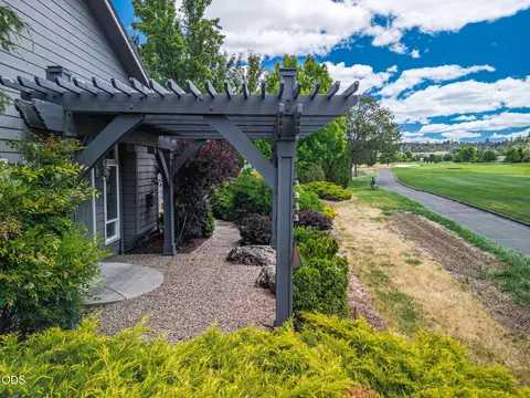 Exterior - 1085 Oak Grv, Eagle Point, OR 97524 photo 11 of 16