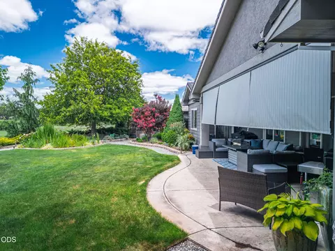 Exterior - 1085 Oak Grv, Eagle Point, OR 97524 photo 9 of 16