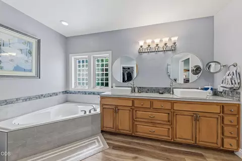Bath - 1085 Oak Grv, Eagle Point, OR 97524 photo 1 of 6